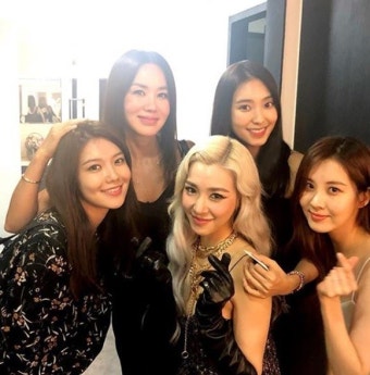 엄정화, 수영·서현·보라와 티파니 콘서트 인증샷 