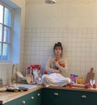 아이유, 멍때리는 모습마저 귀엽고 예쁘고 혼자다해