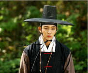 <밤을 걷는 선비> 흑백의 꽃선비 이준기, 미남은 석류를 좋아해~♪