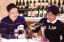  넘나 고급 진 것! 김구라, ‘금가루 샴페인’으로 1주년 기념 파티!