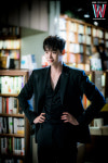 [포토] 거울아~ 누가 제일 잘생겼니? 〈W(더블유)〉 이종석, 자체발광 비하인드컷