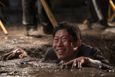 <럭키> 영화를 보고 나오는 순간 잘생김으로 변하는 유해진의 잘웃김 스틸 공개!