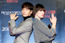 [비하인드] <레지던트 이블> 밀라 요보비치X이준기 그들의 케미는 영화 밖에서도 계속된다