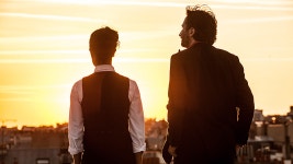 [애프터스크리닝] 여름휴가를 기다리게 하는 유쾌한 영화 <파리의 밤이 열리면> ★★★