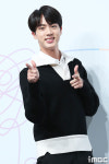 [포토] 방탄소년단 진,  사랑이 넘치는 손 끝