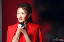 돈꽃 이미숙, 독한 꽃 NO! 골드&레드 분위기 甲 화보 공개