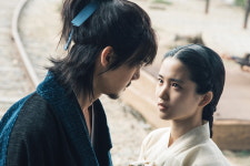 미스터 션샤인 김태리-유연석, 기찻길에서 마주선 두 사람! 압도적 카리스마