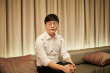 [人스타] '신과함께'로 곧 쌍천만, '국가대표' 포함 삼천만 감독 김용화