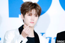 [포토] 뉴이스트 W 렌, 그윽한 눈빛으로 하트 발사