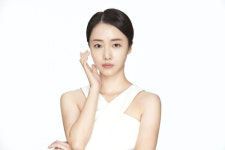 ‘방부제 미모’ 이정현, 물광 피부 돋보이는 뷰티 화보 대방출