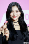 [포토] 여자친구 엄지, 하트가 잘 어울리는 사랑스러움