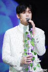 [포토] 아스트로 차은우, 꽃과 차은우 더할 나위 없는 싱그러움