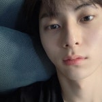‘일상이 화보’ 황민현, 비주얼 자랑하는 ‘눕’ 셀카 공개