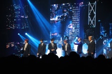 원어스, 스페셜 라이브 콘서트 FLY WITH US 성료... 신곡 무대 공개하며 ‘컴백 예열’ 완료