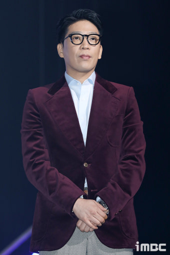 엠씨몽, '인기'·'샤넬' 음원차트 싹쓸이…댓글은 싸늘한 '모순'