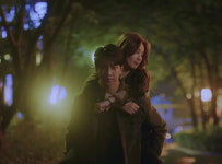 ‘배가본드’ 이승기×배수지, 알콩달콩 커플 케미 발산? 로맨틱한 ‘가로등 어부바’ 투샷 포착