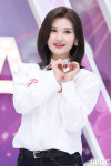 [포토] 페이버릿 아라, 자체발광 인형 미모