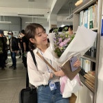 아이유, 똑단발 변신... 영화 '드림' 현장에서 28번째 생일맞아