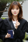 [포토] 위키미키 지수연, 출근길 하트 선물