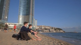 ‘어서와’ 조나단, 참전용사 후손들과 부산 여행… 못 말리는 ‘국밥사랑’