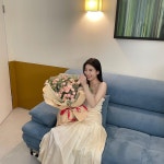 수지, 대왕 꽃다발 들고 함박웃음 [인스타]