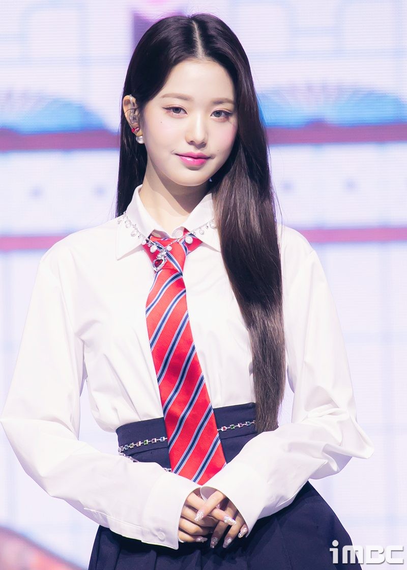 아이브 장원영, 프랑스 파리로 출국! 레전드 인형 미모 빛나며 팬들 매료!