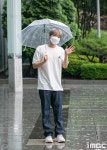 [포토] 정세운, 우산 속 수채화