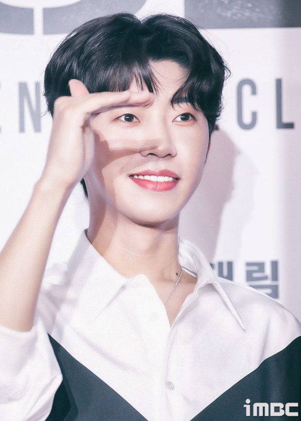 어떤 스타를 소개한건지 맞춰보세요