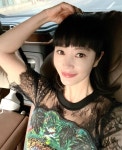 김혜수, 나이 53세 믿을 수 없는 완벽 셀카 [인스타]