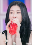 [움짤] 채령, 웃어? 은은하게 웃긴 텐션 (라디오스타 B하인드②)