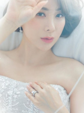 결혼 앞둔 서인영, 사업가 예비 신랑 껴안고 '활짝'