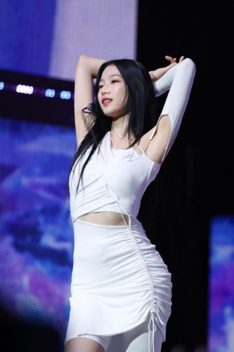 르세라핌, '피어나'와 함께한 데뷔 첫 팬미팅→정규 1집 예고