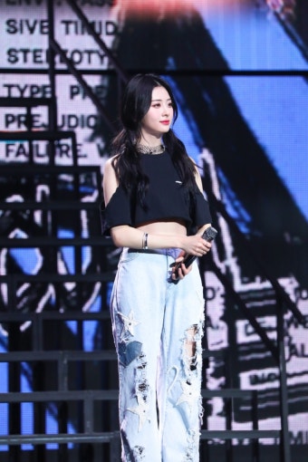 르세라핌, '피어나'와 함께한 데뷔 첫 팬미팅→정규 1집 예고