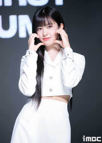 [포토] 아이브 안유진, 숨 참고 볼 하트