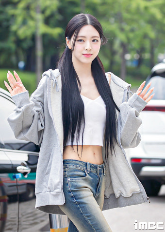 [움짤] 있지(ITZY) 완전체, 'CAKE' 처럼 달달한 출근길