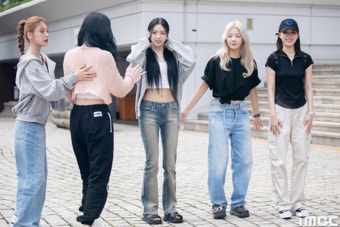 [움짤] 있지(ITZY) 완전체, 'CAKE' 처럼 달달한 출근길