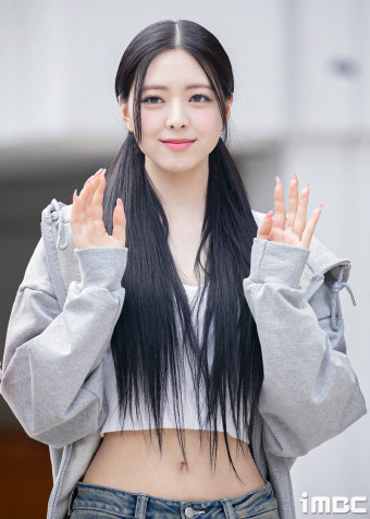 [움짤] 있지(ITZY) 완전체, 'CAKE' 처럼 달달한 출근길