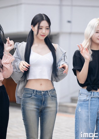 [움짤] 있지(ITZY) 완전체, 'CAKE' 처럼 달달한 출근길