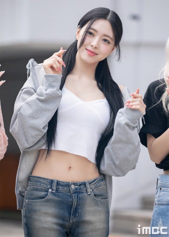 [움짤] 있지(ITZY) 완전체, 'CAKE' 처럼 달달한 출근길