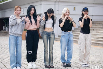 [움짤] 있지(ITZY) 완전체, 'CAKE' 처럼 달달한 출근길