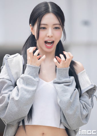 [움짤] 있지(ITZY) 완전체, 'CAKE' 처럼 달달한 출근길