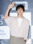 [포토] 최우식, '남친룩 입고 영화관 나들이'