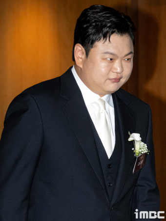 [포토] 고규필, '새 신랑 오늘은 시상자로 입장중'