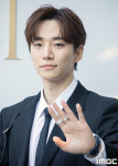 [포토] 이준호, 2시방향 멀티 손인사