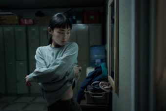 新 장르물 탄생 알리는 '기생수: 더 그레이' 보도스틸 공개