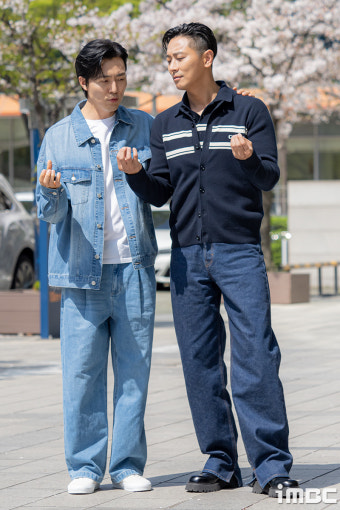 [포토] 이무생-주지훈, 만두 하트 배우는 중