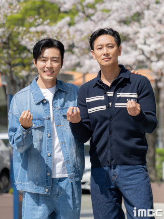 [포토] 이무생-주지훈, 만두 하트 배우는 중