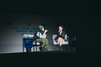 월드 스타 한 자리에…제니, 빌리 아일리시 청음회 깜짝 등장