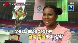 ‘골때녀’ 엘로디, 금색 입술로 우승 예감? 오범석 “스밍파 밟아주자”
