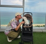 ‘동물농장 아저씨’ 신동엽, 반려견과 가족여행 “사지 말고 입양해요”